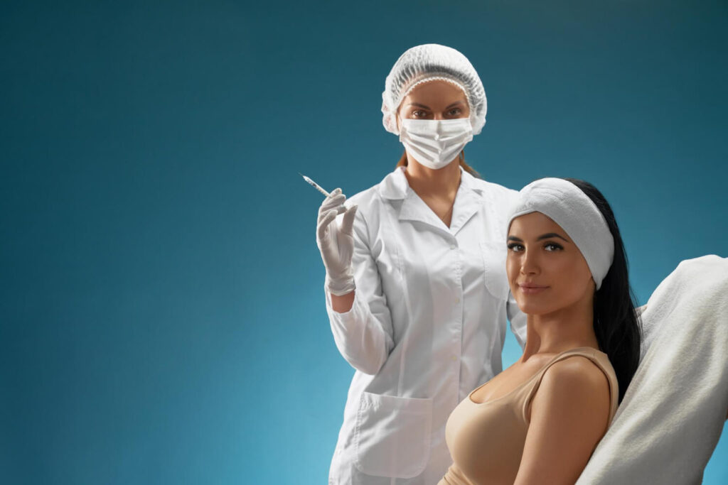 enfermeira aplicando ozônio para fins estéticos